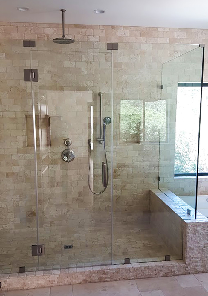 Inspiration för ett litet funkis en-suite badrum, med släta luckor, bruna skåp, ett hörnbadkar, en hörndusch, vit kakel, spegel istället för kakel, vita väggar, klinkergolv i keramik, marmorbänkskiva, flerfärgat golv och dusch med gångjärnsdörr
