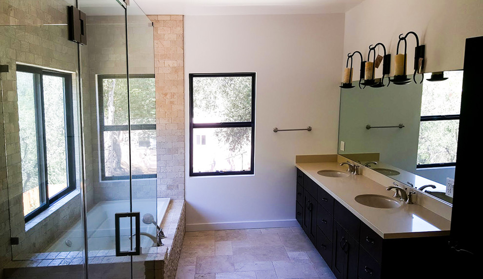 Réalisation d'une petite salle de bain principale design avec un placard à porte plane, des portes de placard marrons, une baignoire d'angle, une douche d'angle, un carrelage blanc, des carreaux de miroir et un plan de toilette en marbre.
