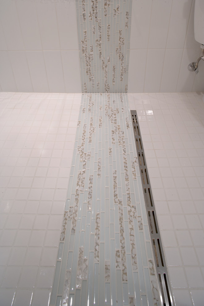 Immagine di una stanza da bagno minimalista con piastrelle bianche, pareti bianche, pavimento con piastrelle in ceramica e lavabo a colonna