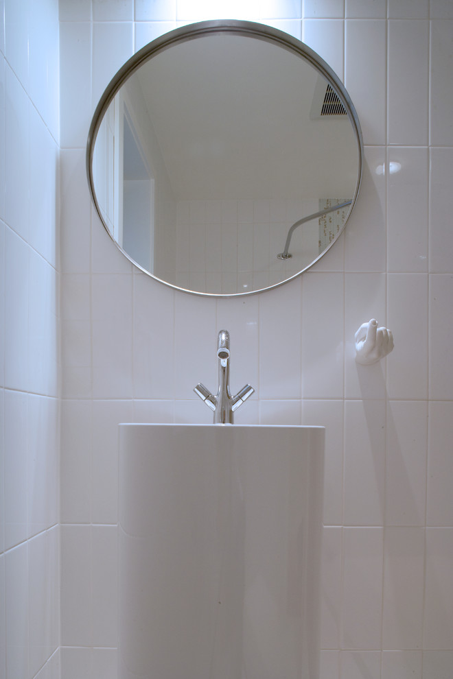 Идея дизайна: ванная комната в стиле ретро с белыми стенами, полом из керамической плитки и раковиной с пьедесталом