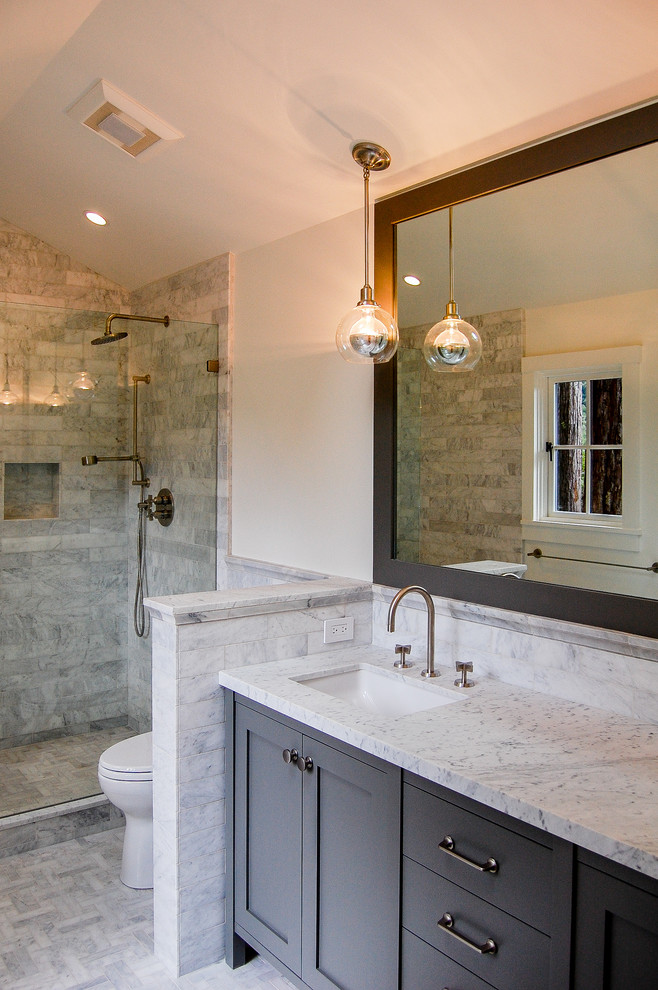 Exemple d'une salle de bain principale chic de taille moyenne avec un lavabo encastré, un placard à porte shaker, des portes de placard grises, un plan de toilette en marbre, un carrelage blanc, un carrelage de pierre, un mur blanc et un sol en marbre.
