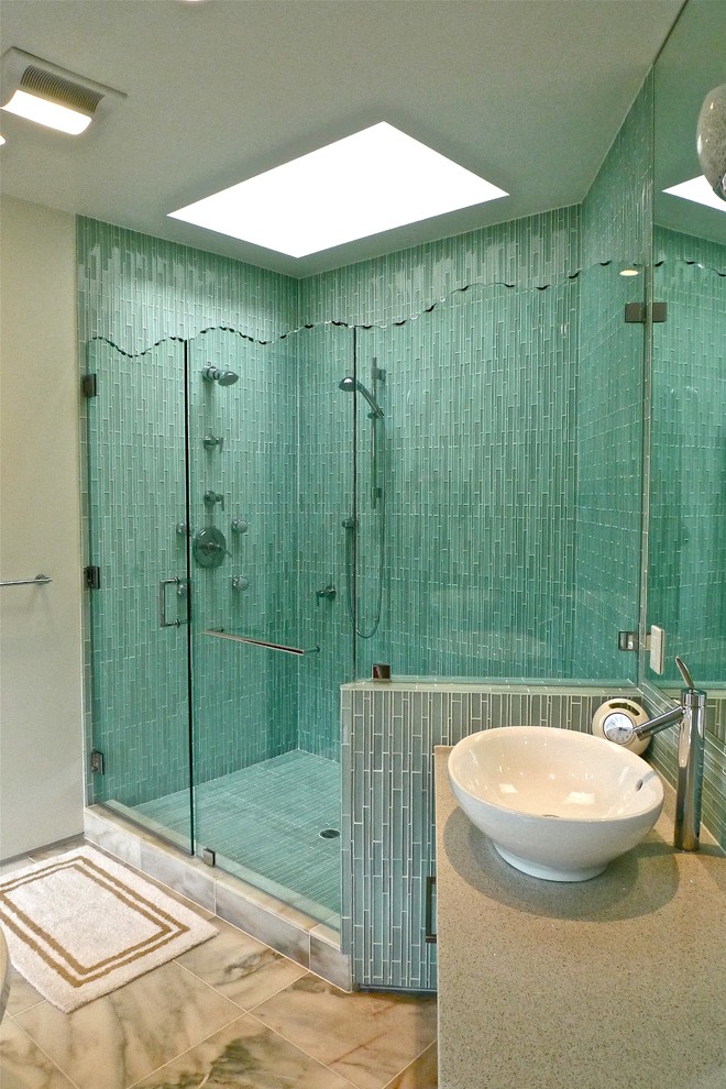 Immagine di una stanza da bagno design con lavabo a bacinella, doccia alcova, piastrelle blu, piastrelle a listelli e pareti beige