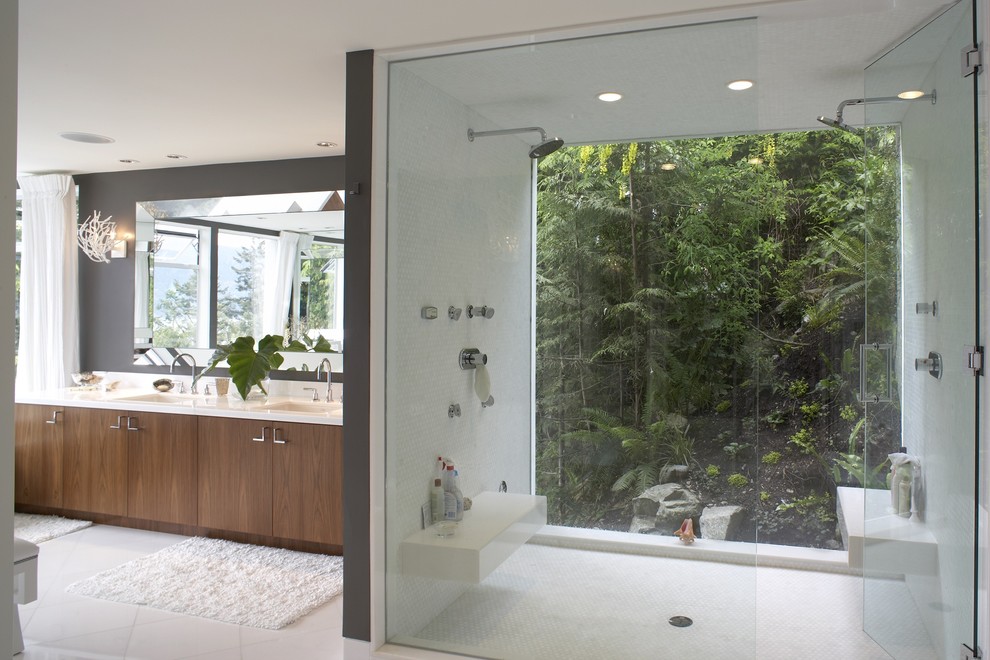 Идея дизайна: ванная комната в современном стиле с врезной раковиной, плоскими фасадами, фасадами цвета дерева среднего тона, душем в нише и белой плиткой