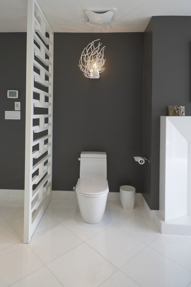 Modelo de cuarto de baño actual con baldosas y/o azulejos blancos