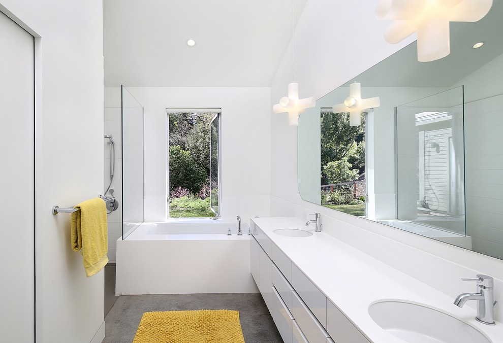 Идея дизайна: главная ванная комната среднего размера в современном стиле с врезной раковиной, плоскими фасадами, белыми фасадами, столешницей из искусственного кварца, душем без бортиков, белыми стенами и бетонным полом