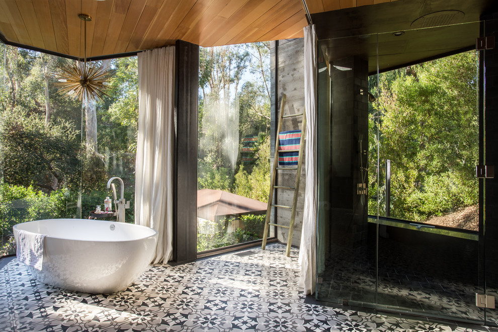 ロサンゼルスにあるコンテンポラリースタイルのおしゃれな浴室 (開き戸のシャワー) の写真