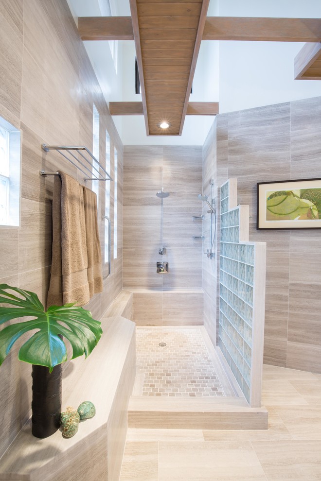 Exempel på ett stort modernt en-suite badrum, med klinkergolv i porslin, beiget golv, en dusch i en alkov, beige kakel, porslinskakel, beige väggar, med dusch som är öppen, släta luckor, skåp i mellenmörkt trä och ett undermonterad handfat