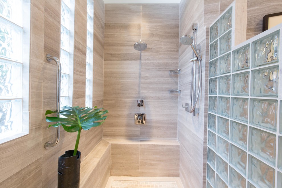 Inspiration för stora moderna en-suite badrum, med en dusch i en alkov, beige kakel, porslinskakel, klinkergolv i porslin, beiget golv, beige väggar, med dusch som är öppen, släta luckor, skåp i mellenmörkt trä och ett undermonterad handfat