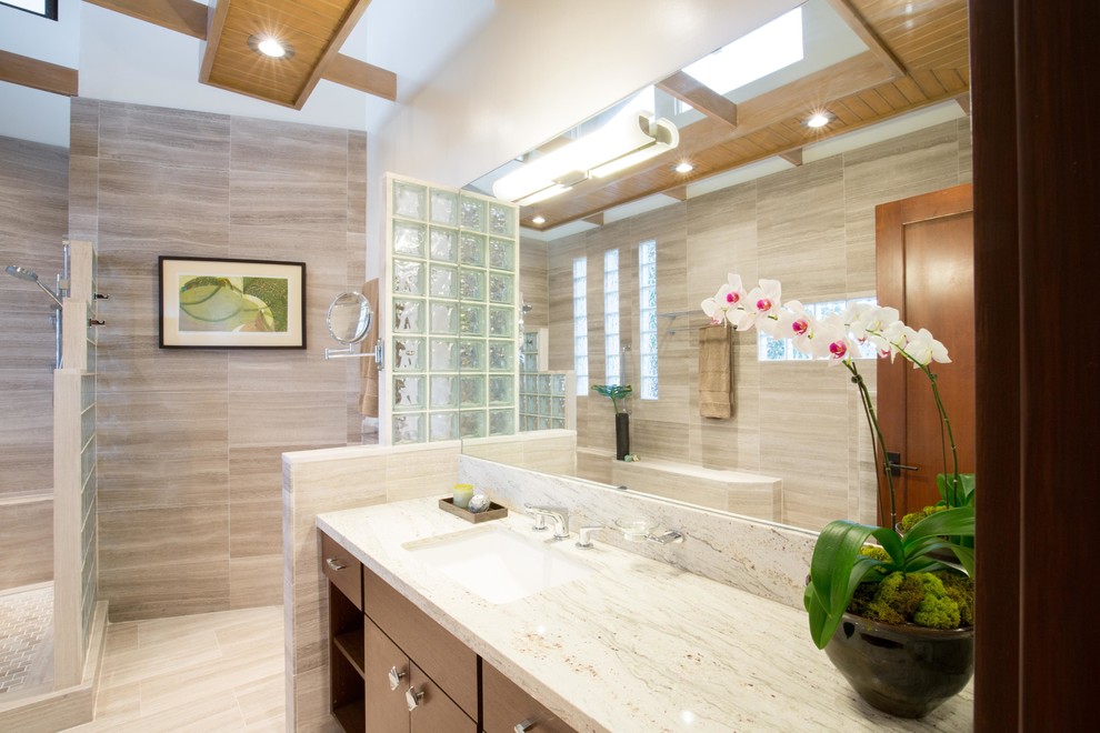 Idéer för ett stort modernt en-suite badrum, med släta luckor, skåp i mellenmörkt trä, en dusch i en alkov, beige kakel, porslinskakel, beige väggar, klinkergolv i porslin, ett undermonterad handfat, beiget golv och med dusch som är öppen