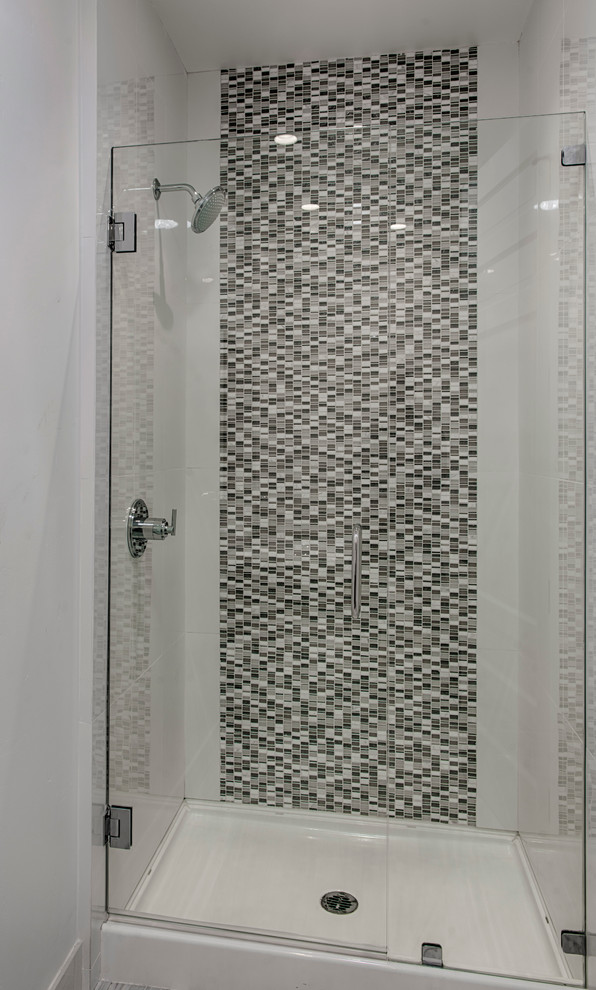 Imagen de cuarto de baño minimalista de tamaño medio con encimera de cuarzo compacto, ducha esquinera, baldosas y/o azulejos blancos, paredes blancas y aseo y ducha