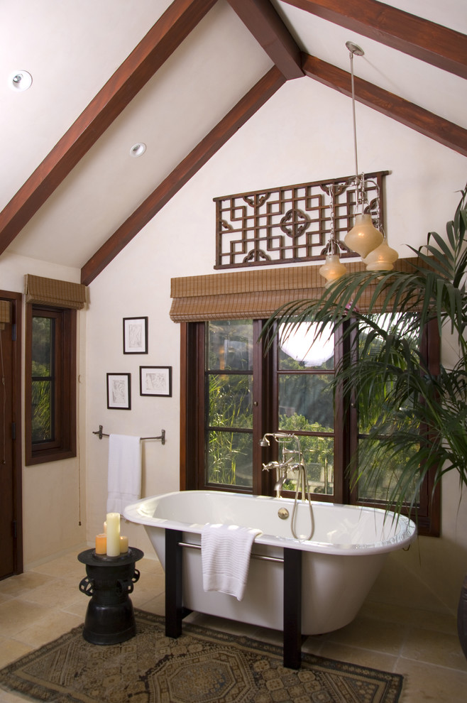 Inspiration för ett orientaliskt badrum, med ett fristående badkar