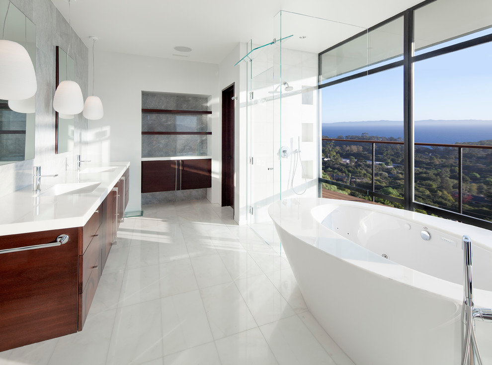 Идея дизайна: главная ванная комната в современном стиле с отдельно стоящей ванной, открытым душем, белыми стенами, мраморным полом, мраморной столешницей, плиткой из листового стекла и монолитной раковиной