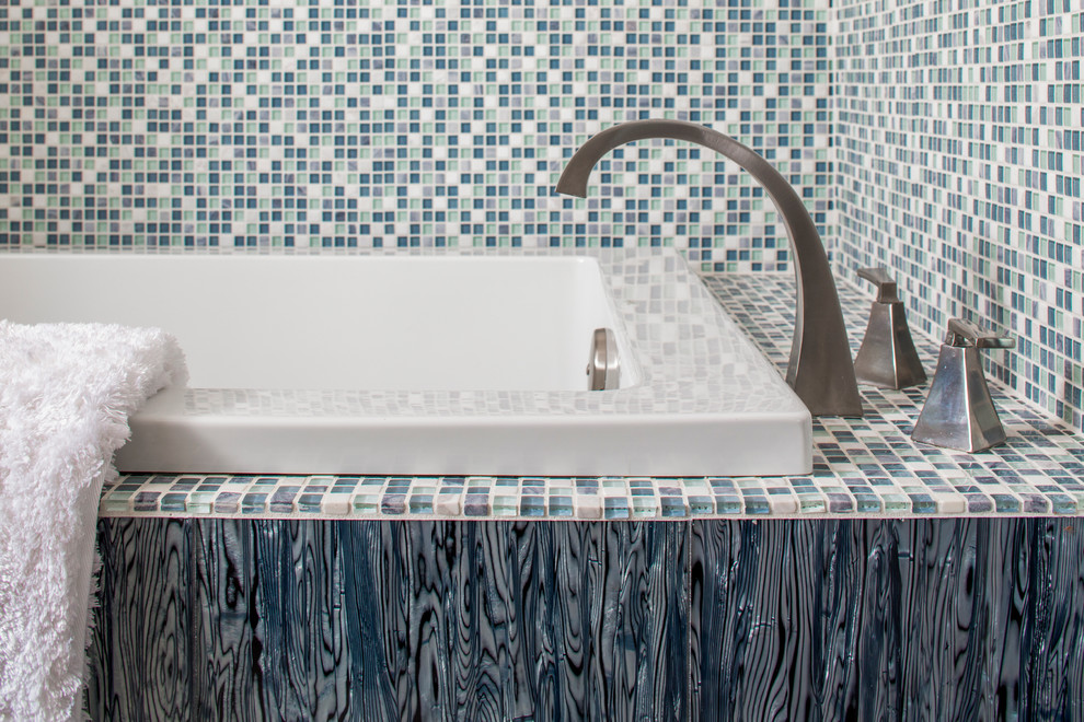 Immagine di una stanza da bagno per bambini minimal con vasca da incasso, piastrelle blu, piastrelle di vetro e pareti bianche