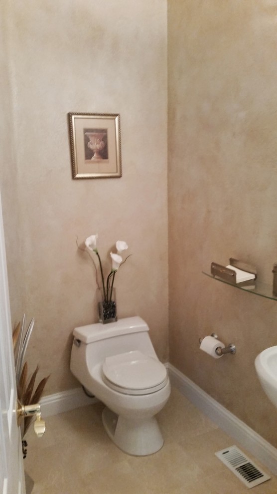 Aménagement d'un WC et toilettes contemporain en bois brun de taille moyenne avec un placard avec porte à panneau surélevé, WC séparés, un carrelage beige, des carreaux de céramique, un mur beige, un sol en carrelage de céramique, un lavabo encastré et un plan de toilette en granite.