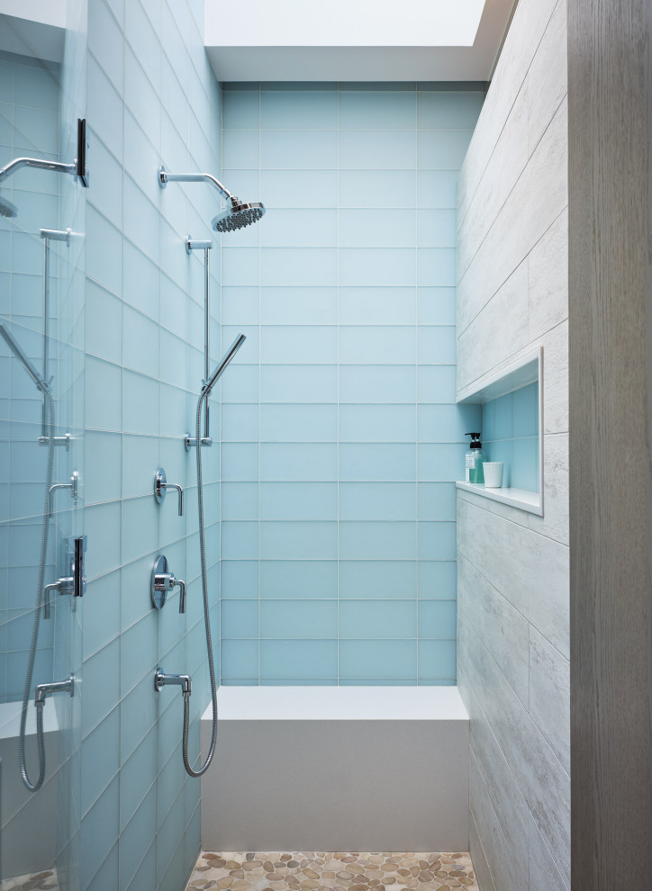 На фото: детская ванная комната в стиле модернизм с стеклянной плиткой, бежевыми стенами, полом из плитки под дерево, накладной раковиной, коричневым полом, душем в нише, синей плиткой и душем с распашными дверями