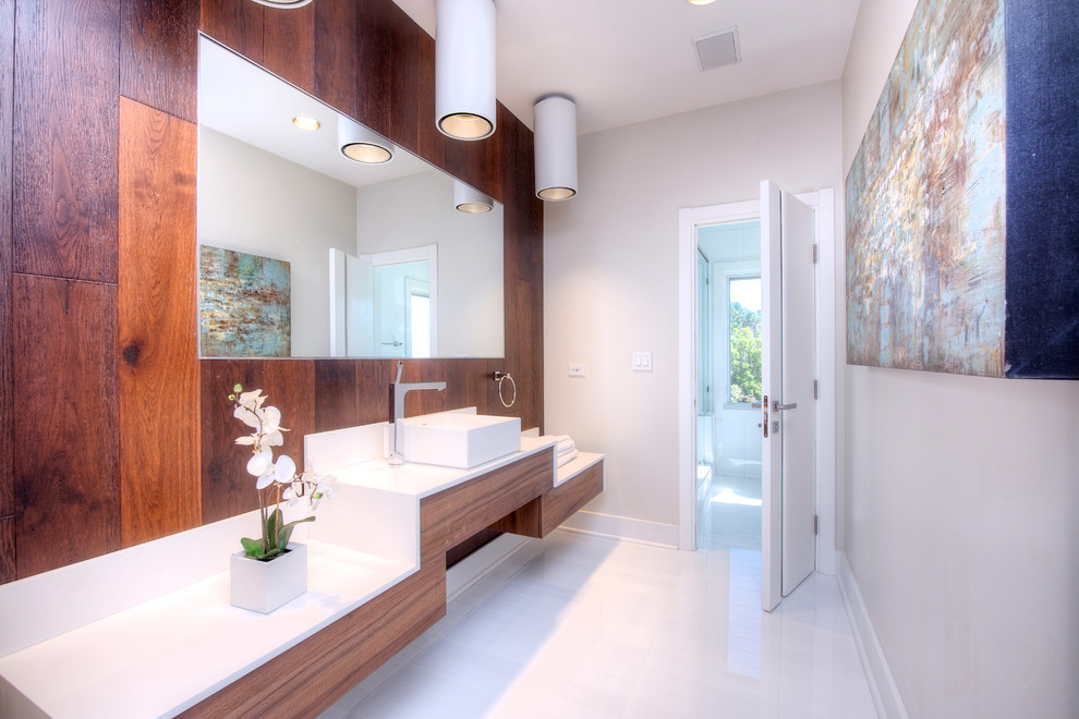 Ispirazione per una grande stanza da bagno padronale mediterranea con lavabo a bacinella, ante lisce, ante in legno scuro, top in quarzo composito, pareti bianche e pavimento in marmo
