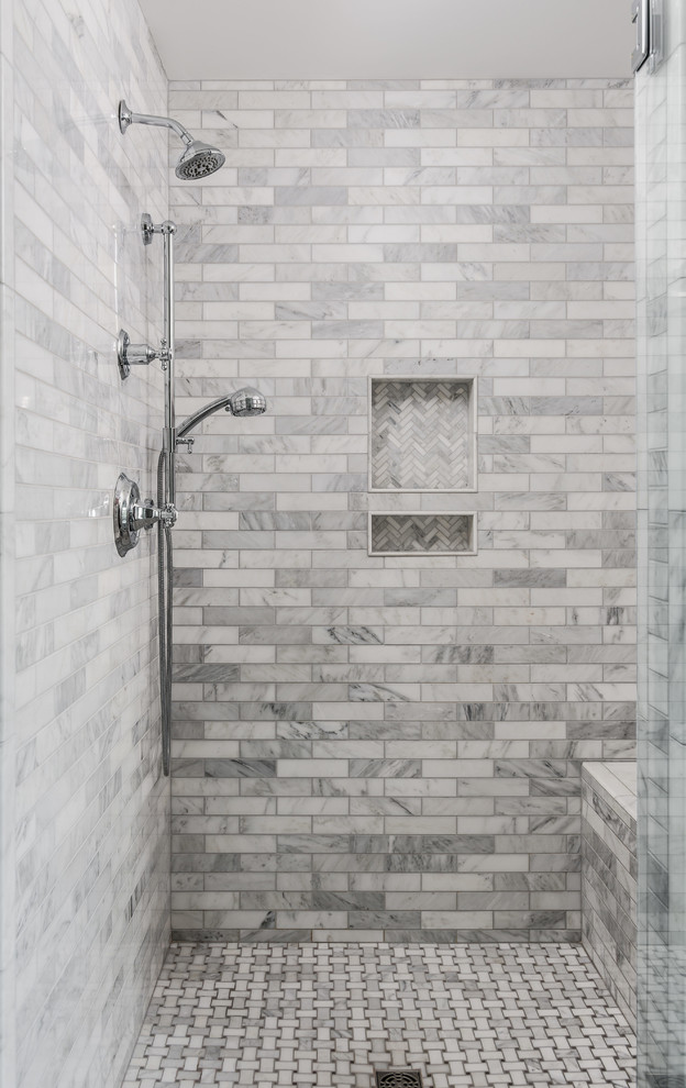 Foto på ett vintage vit en-suite badrum, med skåp i shakerstil, grå skåp, ett fristående badkar, en dusch i en alkov, grå kakel, porslinskakel, grå väggar, klinkergolv i porslin, ett undermonterad handfat, bänkskiva i kvarts och dusch med gångjärnsdörr