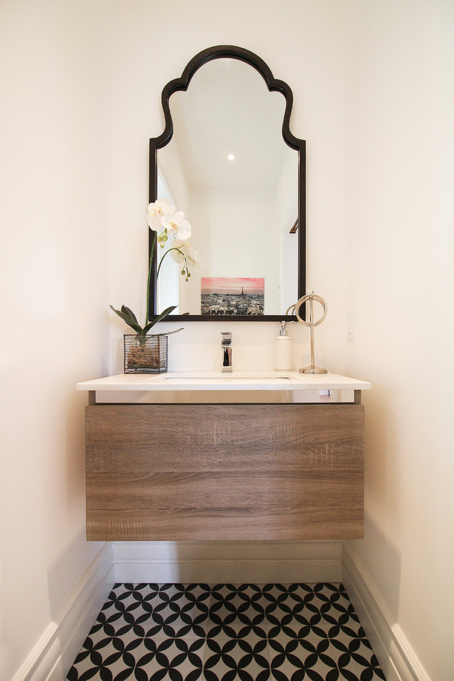 Example of a transitional bathroom design in Montreal