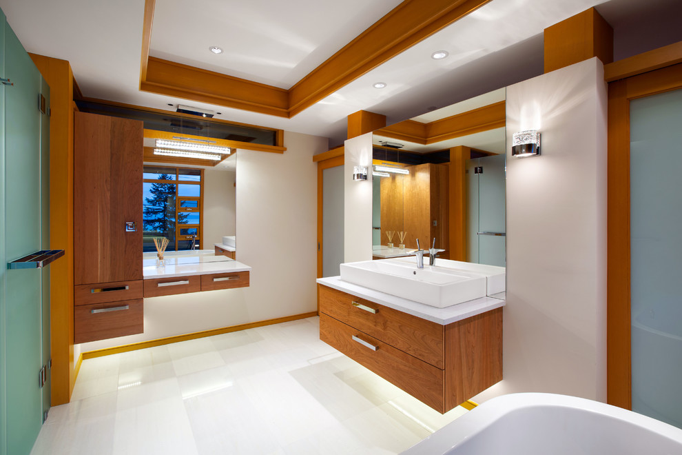 Inspiration pour une grande salle de bain principale design en bois brun avec une vasque, un placard à porte plane, une baignoire indépendante, une douche à l'italienne, un mur blanc, un sol en carrelage de porcelaine, un plan de toilette en quartz modifié et un sol blanc.
