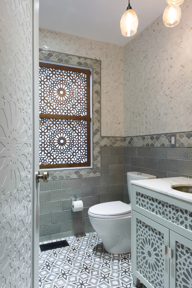 Foto di una piccola stanza da bagno con doccia eclettica con ante grigie, piastrelle multicolore e top bianco