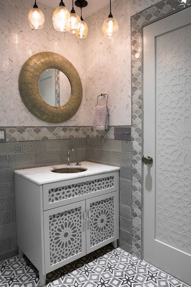 Idéer för ett eklektiskt vit badrum med dusch, med grå skåp, flerfärgad kakel och ett undermonterad handfat