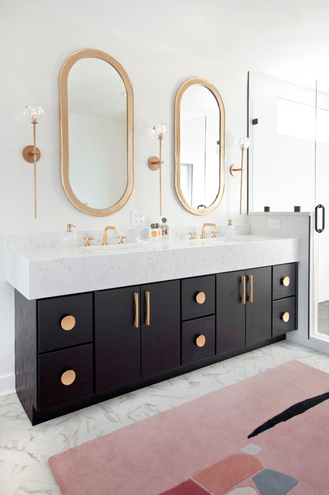 Idee per una stanza da bagno padronale moderna con ante lisce, ante nere, pareti bianche, lavabo sottopiano, top bianco e due lavabi