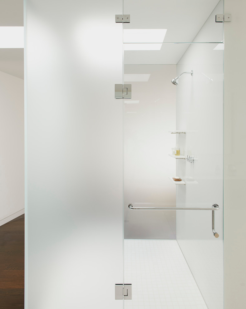Idéer för att renovera ett funkis badrum, med en kantlös dusch, vita väggar och mörkt trägolv