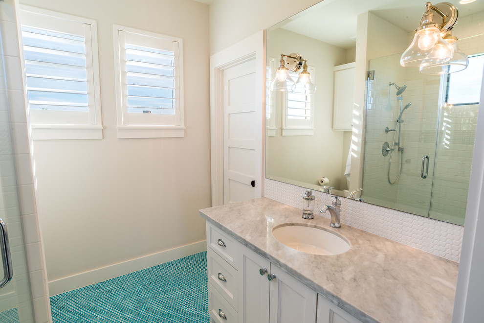 Свежая идея для дизайна: большая детская ванная комната в стиле неоклассика (современная классика) с фасадами с утопленной филенкой, белыми фасадами, душем в нише, белой плиткой, плиткой мозаикой, белыми стенами, полом из мозаичной плитки, врезной раковиной, мраморной столешницей, синим полом и душем с распашными дверями - отличное фото интерьера
