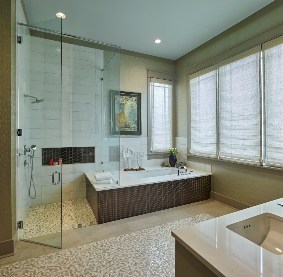 ナッシュビルにあるトランジショナルスタイルのおしゃれな浴室 (アンダーマウント型浴槽、白いタイル、ベージュの壁、ベージュの床、白い洗面カウンター) の写真