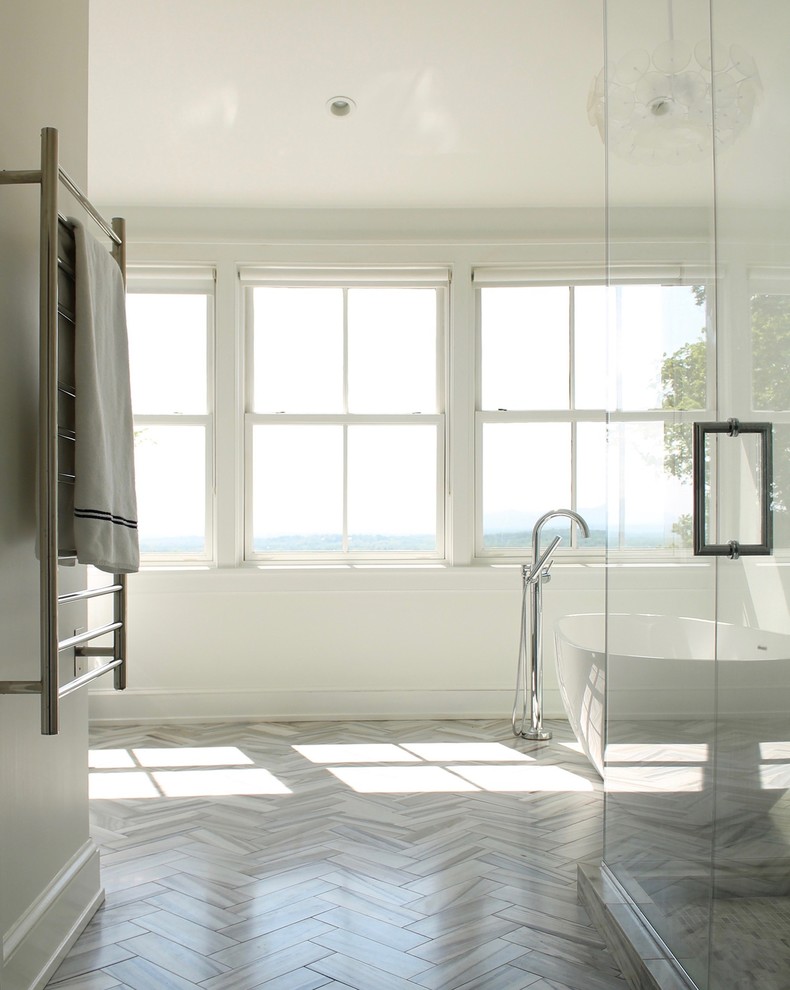Imagen de cuarto de baño minimalista con bañera exenta, ducha esquinera, paredes blancas y suelo con mosaicos de baldosas