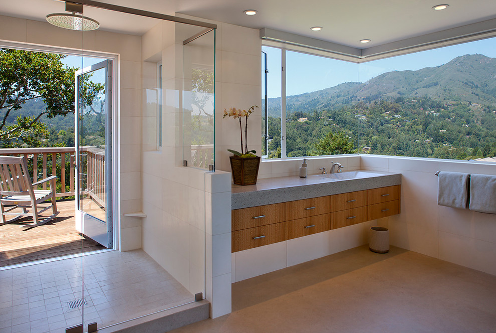 Inspiration pour une douche en alcôve bohème en bois brun avec un lavabo intégré et un placard à porte plane.