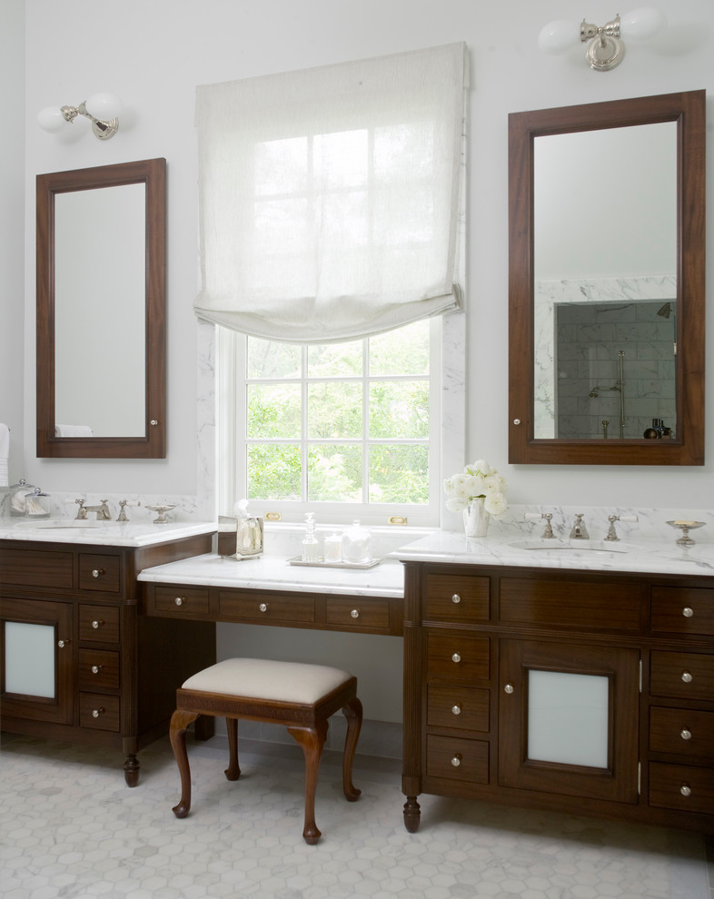 Idéer för att renovera ett vintage en-suite badrum, med släta luckor, skåp i mörkt trä, vit kakel, klinkergolv i porslin, ett nedsänkt handfat och marmorbänkskiva