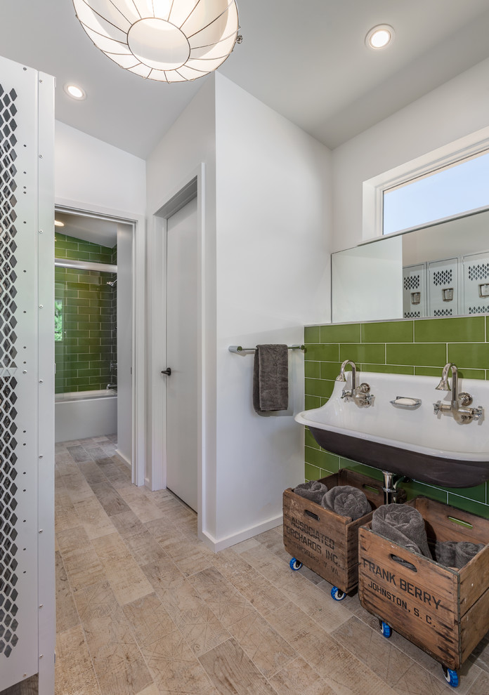 Cette image montre une salle de bain design de taille moyenne pour enfant avec un combiné douche/baignoire, un carrelage vert, un carrelage métro, un mur blanc, un sol en carrelage de porcelaine et un lavabo encastré.
