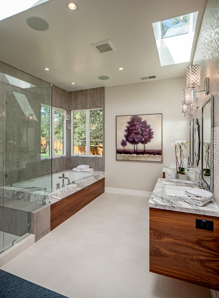 Modernes Badezimmer mit Unterbauwaschbecken, flächenbündigen Schrankfronten, dunklen Holzschränken, Unterbauwanne, Eckdusche, grauen Fliesen und grauer Wandfarbe in San Francisco