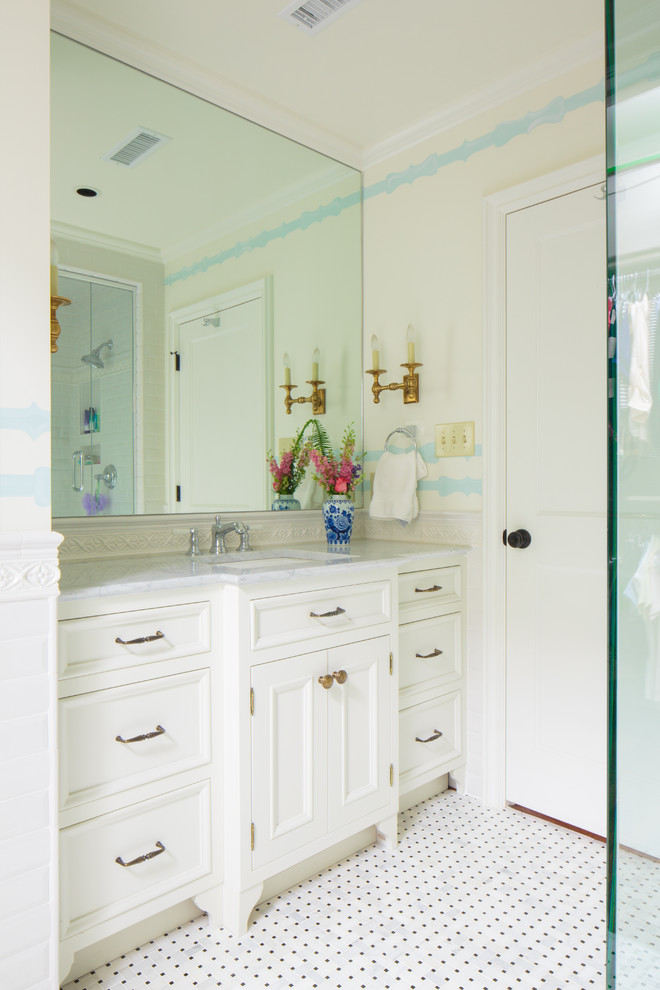 Immagine di una stanza da bagno chic con lavabo sottopiano, ante con riquadro incassato, ante bianche, pareti bianche e pavimento con piastrelle a mosaico