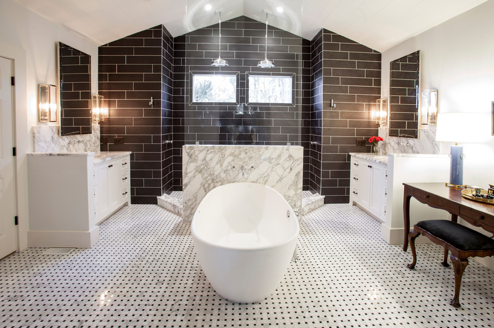 Пример оригинального дизайна: главная ванная комната в стиле кантри с фасадами в стиле шейкер, белыми фасадами, отдельно стоящей ванной, открытым душем, черной плиткой, белыми стенами, врезной раковиной, мраморной столешницей, разноцветным полом, открытым душем и серой столешницей