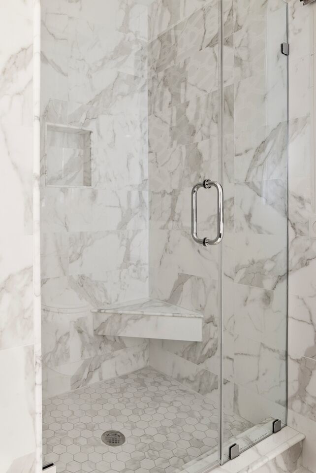 Diseño de cuarto de baño tradicional renovado con encimera de mármol, baldosas y/o azulejos blancos, baldosas y/o azulejos de porcelana, paredes blancas y suelo de baldosas de porcelana