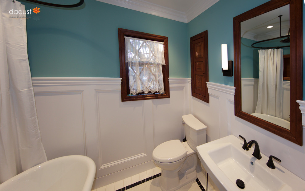 Cette image montre une petite salle de bain craftsman en bois foncé avec un lavabo de ferme, un placard avec porte à panneau encastré, une baignoire sur pieds, une douche ouverte, WC séparés, un carrelage blanc, des carreaux de porcelaine, un mur bleu et un sol en carrelage de terre cuite.