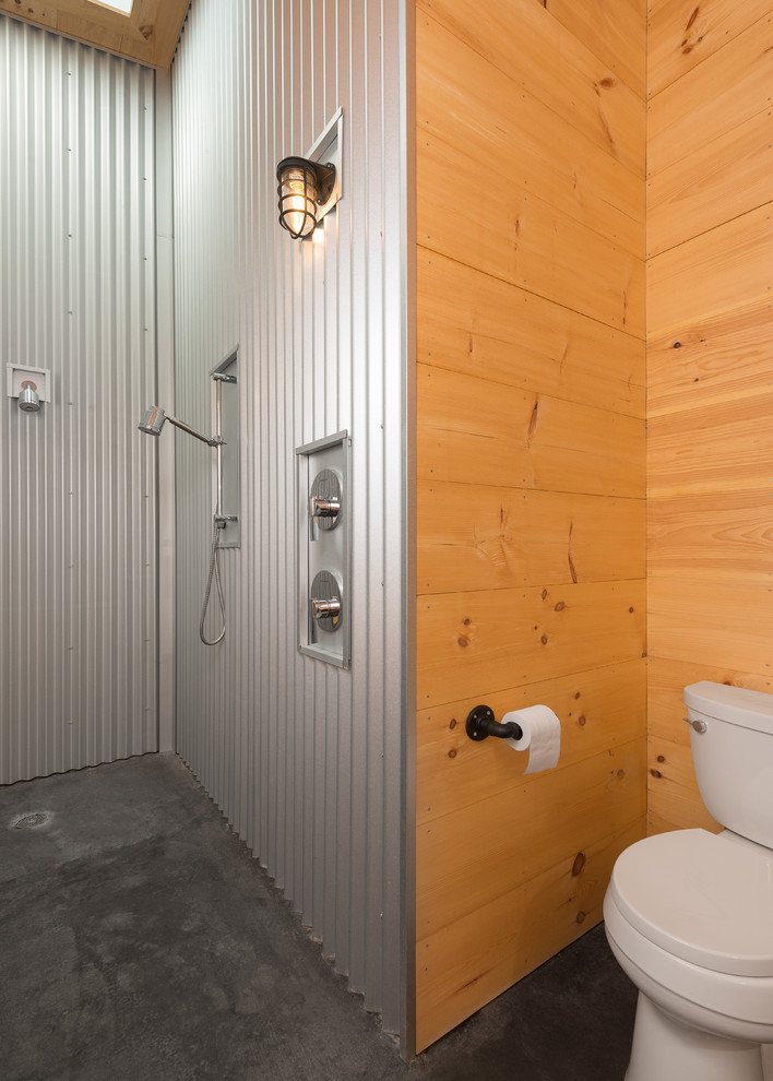 Exempel på ett mellanstort rustikt en-suite badrum, med öppna hyllor, skåp i ljust trä, en öppen dusch, en toalettstol med separat cisternkåpa, kakel i metall, betonggolv, ett fristående handfat, träbänkskiva, svart golv och med dusch som är öppen