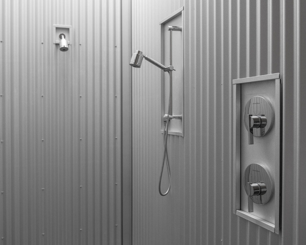 Idéer för mellanstora rustika en-suite badrum, med öppna hyllor, skåp i ljust trä, en öppen dusch, en toalettstol med separat cisternkåpa, kakel i metall, betonggolv, ett fristående handfat, träbänkskiva, svart golv och med dusch som är öppen