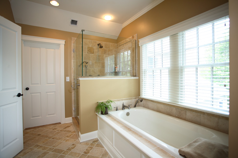Idées déco pour une salle de bain principale classique de taille moyenne avec un placard à porte shaker, des portes de placard blanches, une baignoire posée, une douche d'angle, un carrelage beige, un carrelage de pierre, un plan de toilette en marbre, un mur beige, un sol en travertin et un lavabo encastré.