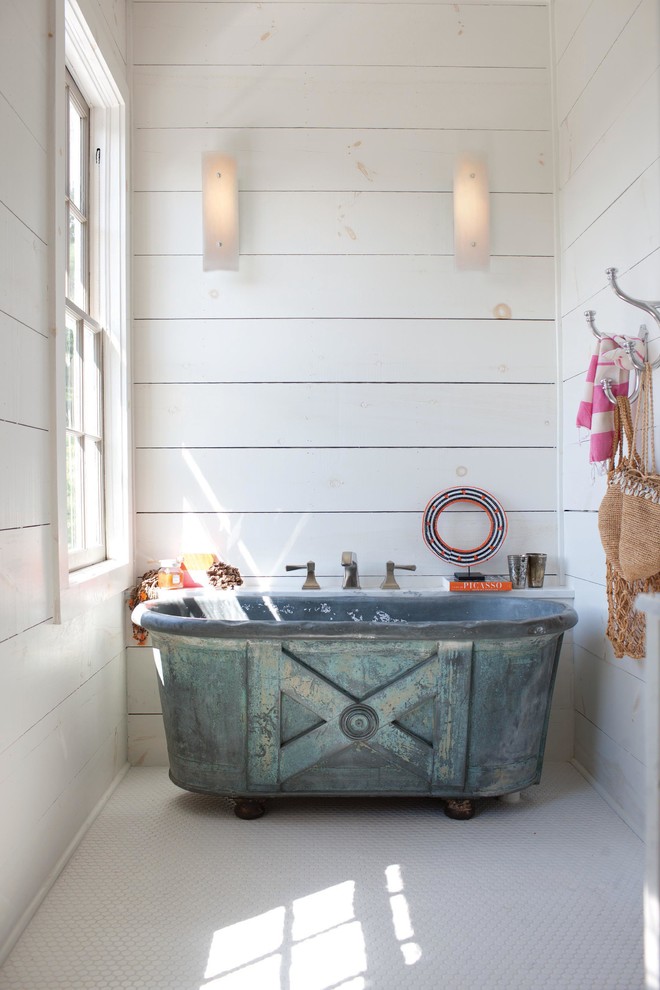 Aménagement d'une salle de bain romantique de taille moyenne avec une baignoire indépendante, un mur blanc, un sol en carrelage de terre cuite et un sol blanc.