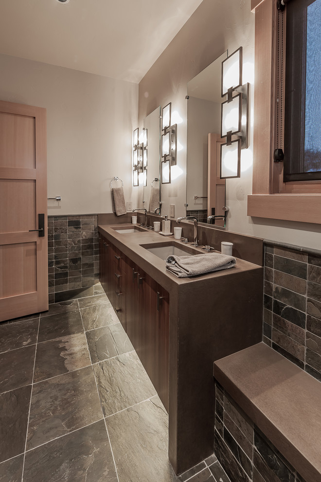 Inredning av ett modernt stort badrum med dusch, med släta luckor, skåp i mellenmörkt trä, grå kakel, stenkakel, beige väggar, kalkstensgolv och ett undermonterad handfat