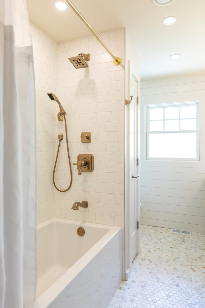 Idéer för att renovera ett mellanstort vintage vit vitt en-suite badrum, med grå skåp, en bidé, vit kakel, vita väggar, flerfärgat golv, skåp i shakerstil, ett badkar i en alkov, en dusch/badkar-kombination, porslinskakel, klinkergolv i porslin, ett nedsänkt handfat, bänkskiva i kvarts och dusch med duschdraperi