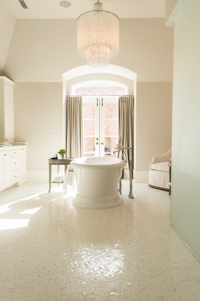 Foto de cuarto de baño principal clásico renovado grande con armarios con paneles lisos, puertas de armario blancas, bañera exenta, suelo con mosaicos de baldosas, encimera de mármol y suelo blanco