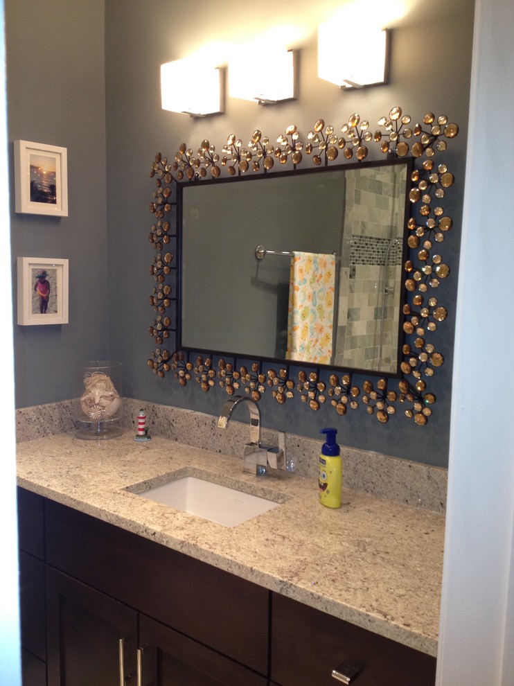 Example of a trendy bathroom design in Chicago
