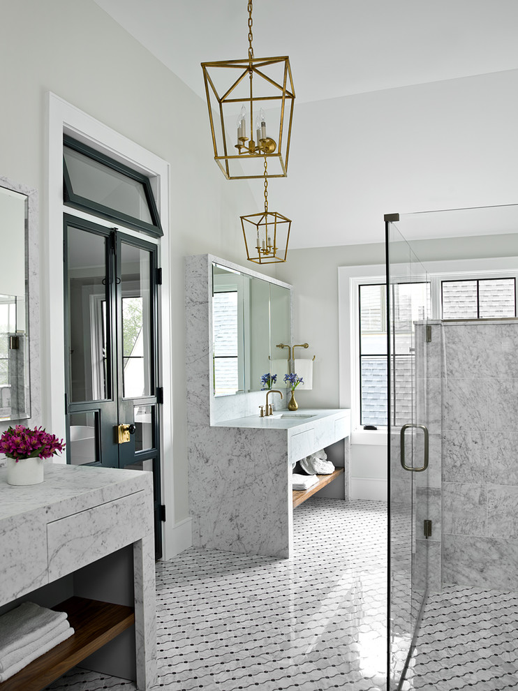 Пример оригинального дизайна: главная ванная комната в стиле кантри с плоскими фасадами, серыми фасадами, душем без бортиков, серой плиткой, серыми стенами, полом из мозаичной плитки, врезной раковиной, серым полом, душем с распашными дверями и серой столешницей
