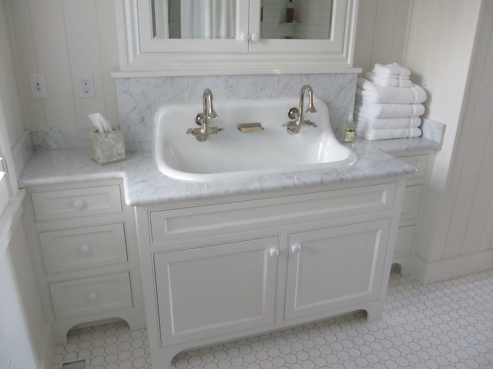 Mittelgroßes Klassisches Badezimmer En Suite mit Trogwaschbecken, weißen Schränken, Marmor-Waschbecken/Waschtisch, Duschnische, weißen Fliesen und weißer Wandfarbe in Portland Maine