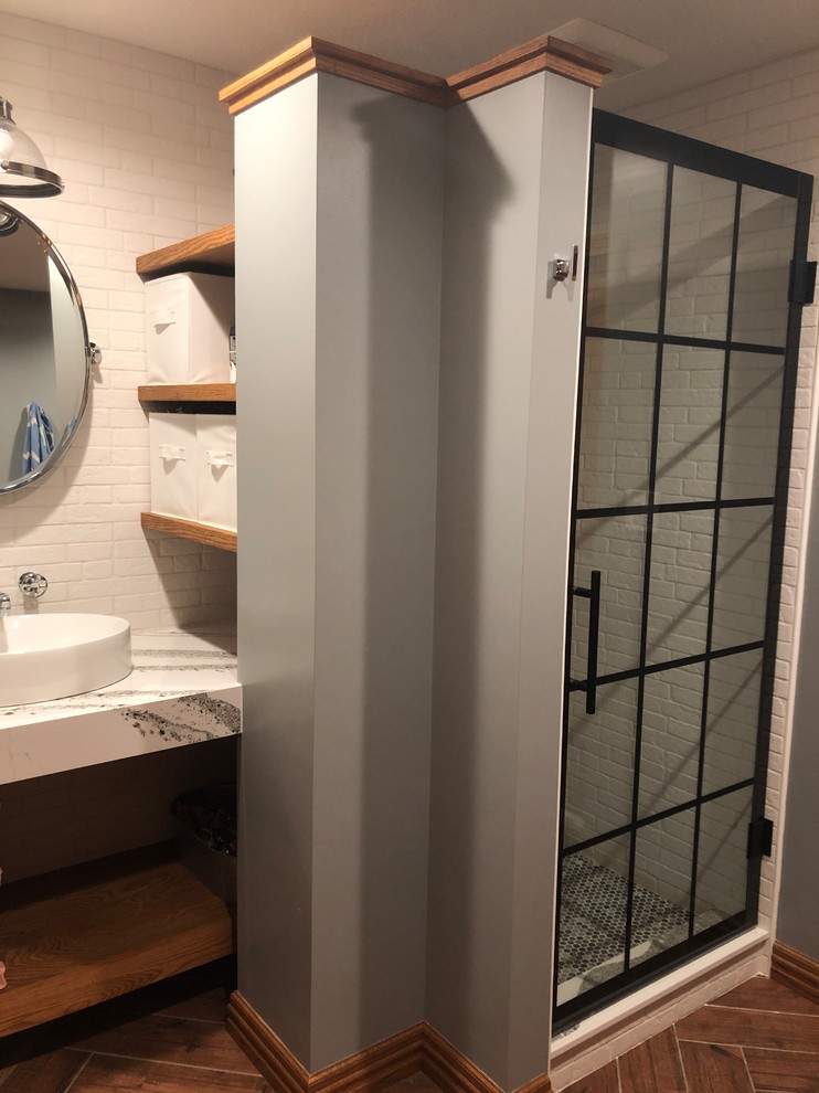 Источник вдохновения для домашнего уюта: детская ванная комната среднего размера в стиле лофт с белыми фасадами, угловым душем, унитазом-моноблоком, белой плиткой, плиткой кабанчик, серыми стенами, полом из керамогранита, настольной раковиной, мраморной столешницей, коричневым полом, душем с раздвижными дверями и белой столешницей