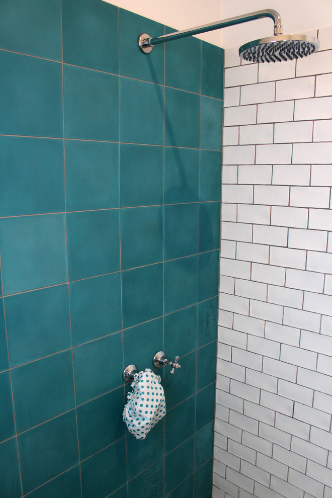 Modelo de cuarto de baño principal contemporáneo pequeño con lavabo con pedestal, armarios con paneles lisos, ducha a ras de suelo, baldosas y/o azulejos blancos, baldosas y/o azulejos de cemento, paredes blancas y suelo de baldosas de cerámica